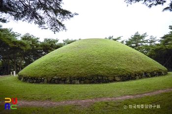 경주 신라 선덕여왕릉 후측면