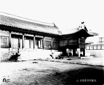 서울 경복궁 자경전 중 자경전과 청연루 우측면