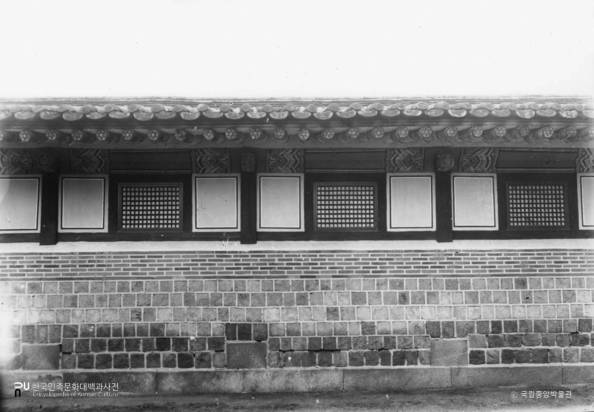 서울 경복궁 중 강녕전 남쪽 행랑 정면