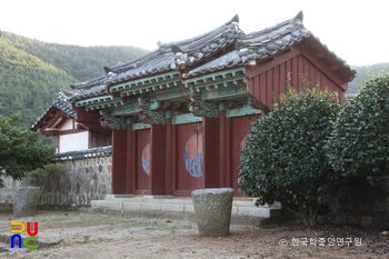 통영 통영향교 중 내삼문 우측면