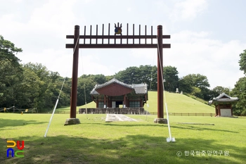 구리 동구릉 중 조선 헌종과 효현왕후, 효정왕후 경릉 홍살문과 정자각 정면