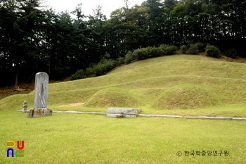 용인 오윤겸선생 묘 정측면