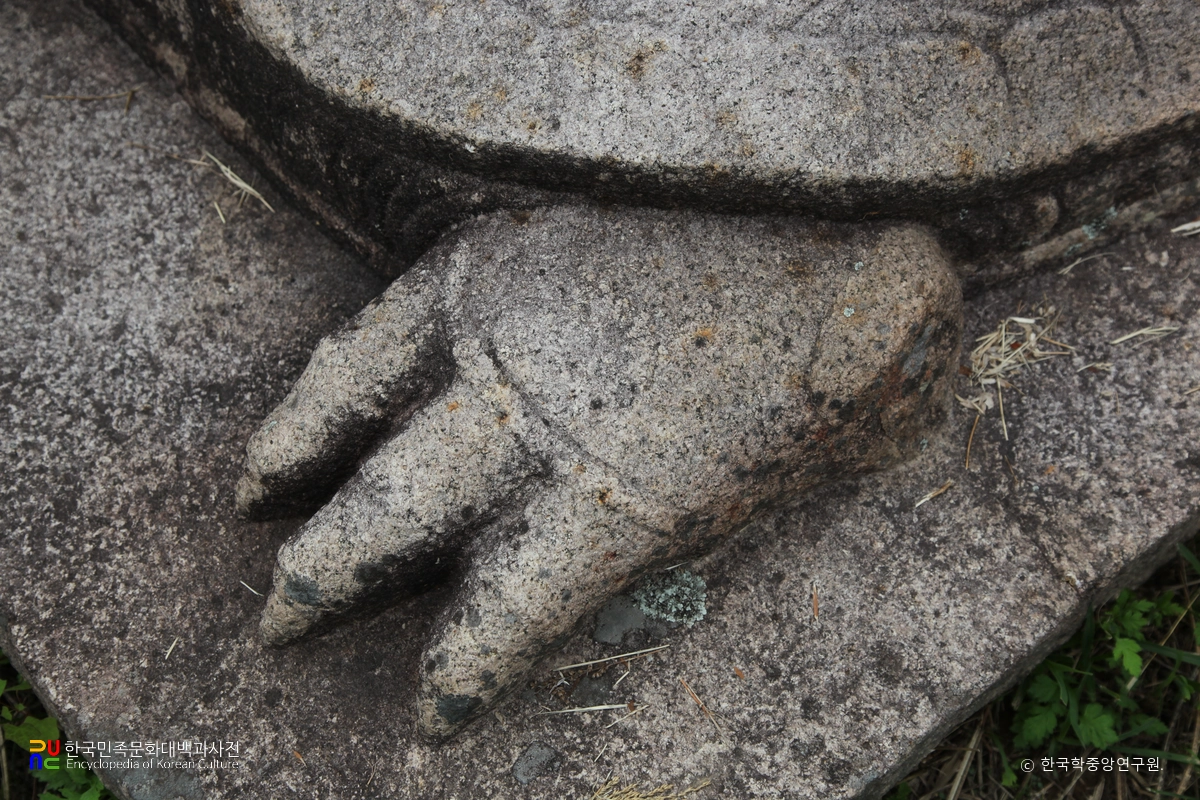 밀양 영원사지 보감국사 묘응탑비 귀부 앞발