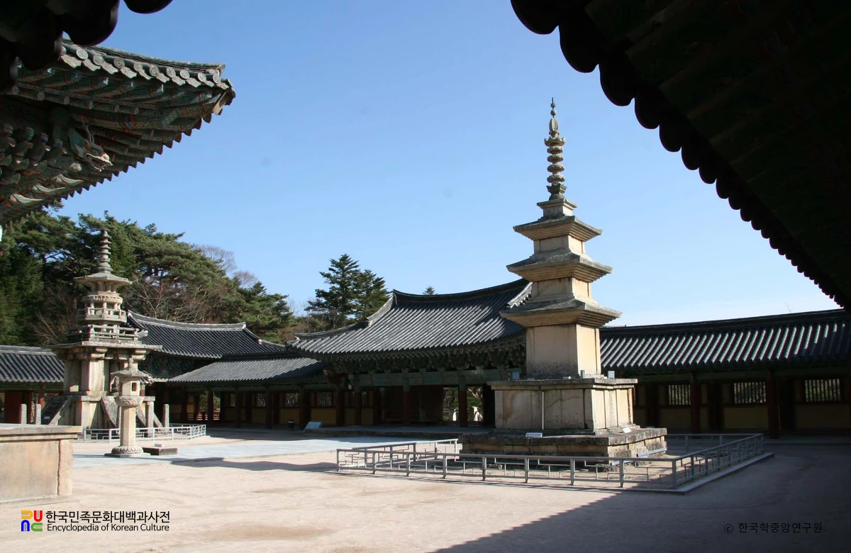 경주 불국사 경내 다보탑과 석가탑