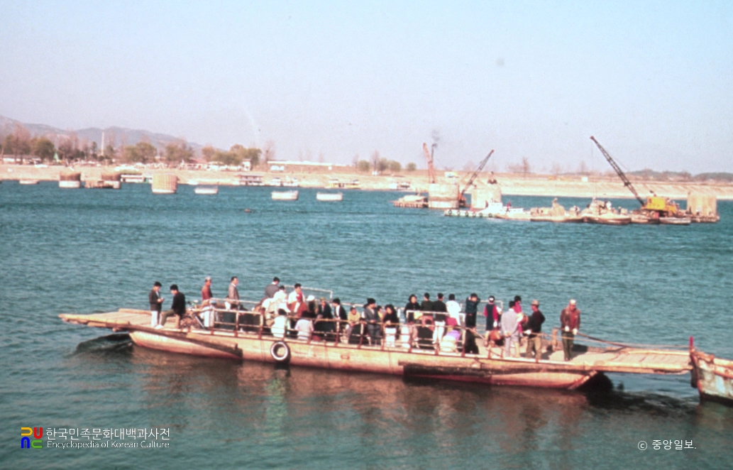 뚝섬 부근의 나룻배