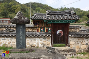 합천 명곡사 유허비와 내삼문