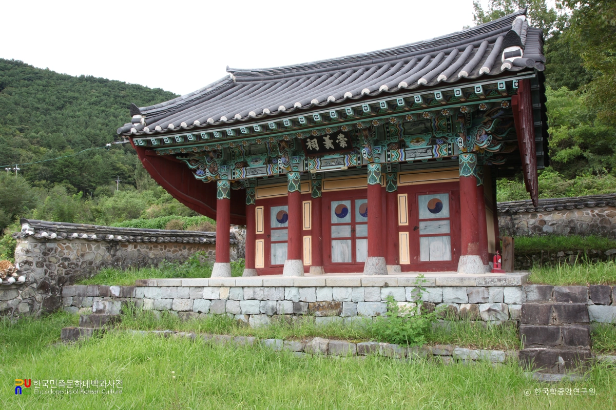 경남 고성 도산서원 중 숭의사 좌측면