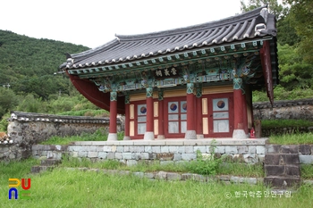 경남 고성 도산서원 중 숭의사 좌측면