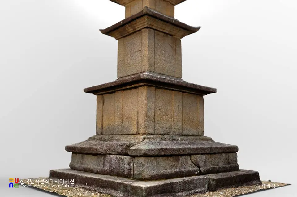 남원 실상사 동ㆍ서 삼층석탑 중 서삼층석탑 탑신부와 기단부