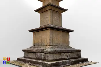 남원 실상사 동ㆍ서 삼층석탑 중 서삼층석탑 탑신부와 기단부