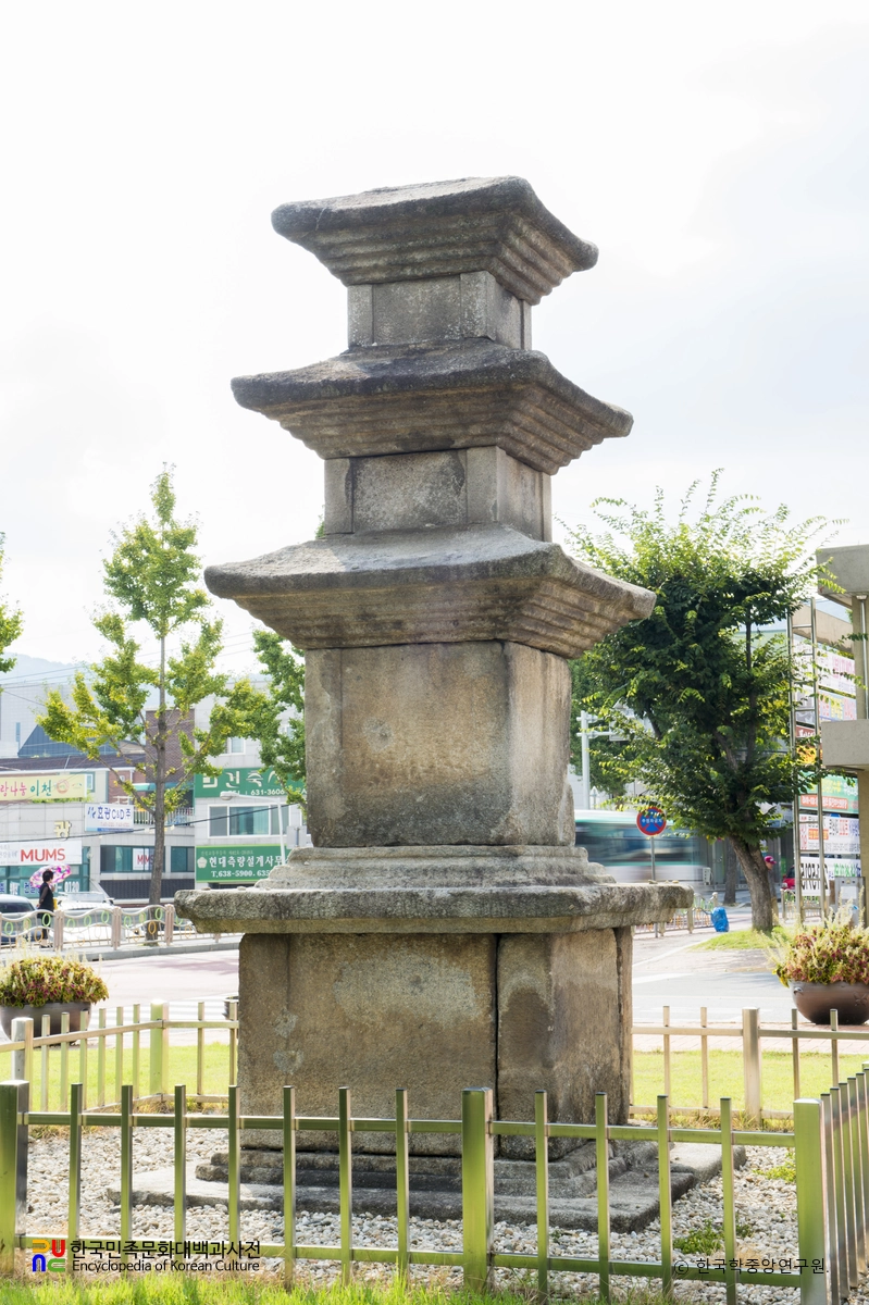 이천 중리 삼층석탑 측면