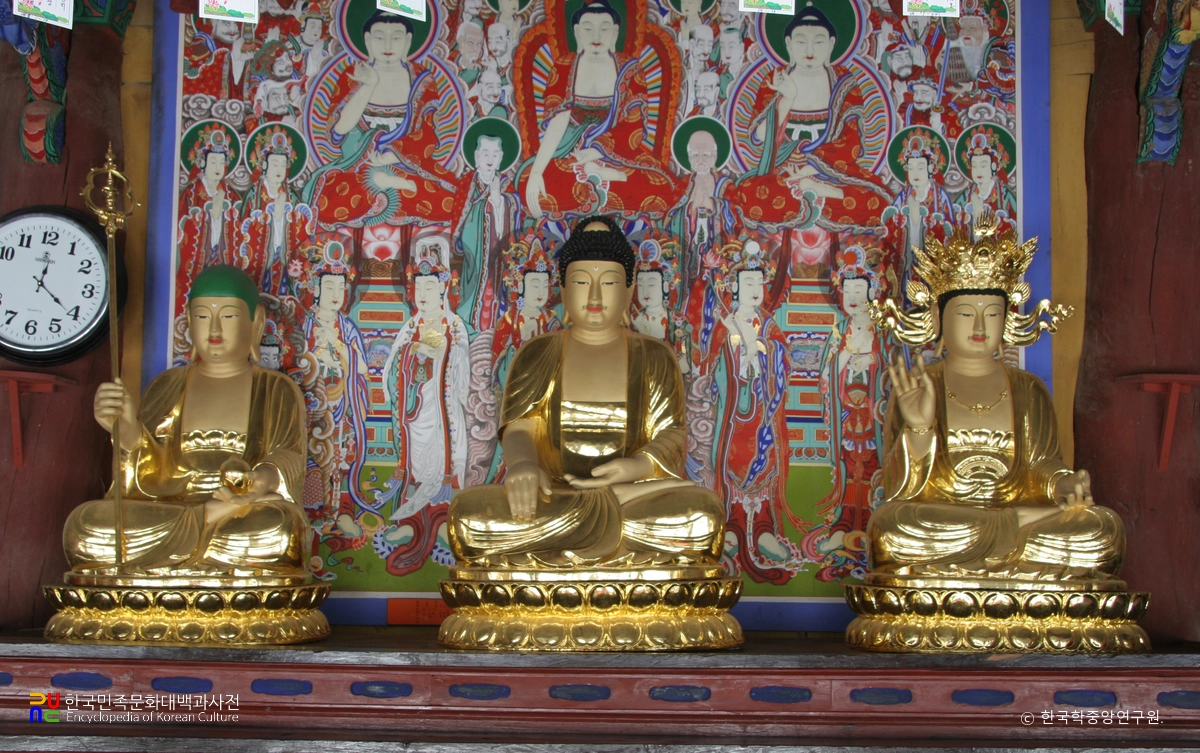 괴산 각연사 대웅전 삼존좌상