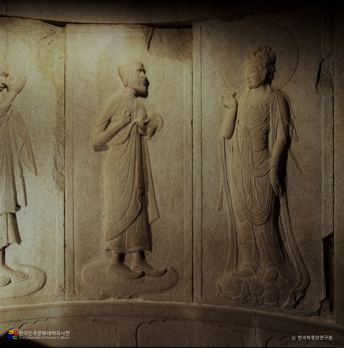 경주 석굴암 석굴 중 십대제자 사리불과 문수보살