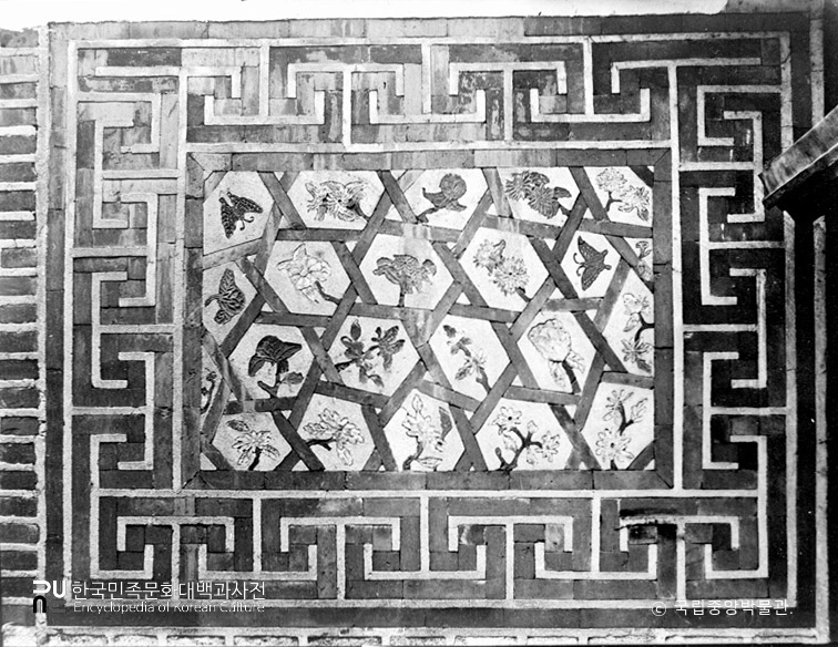 서울 경복궁 자경전 서측 꽃담의 문양