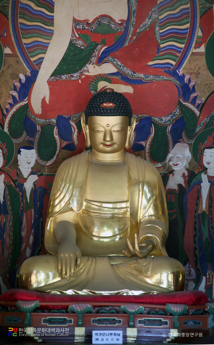 부산 범어사 목조석가여래삼존좌상 중 본존