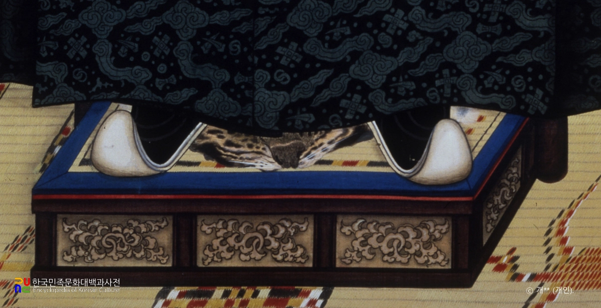 강세황 초상 발부분