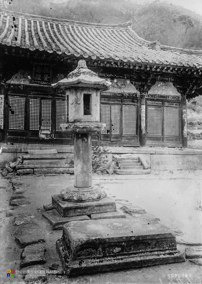 영주 부석사 무량수전 앞 석등과 배례석