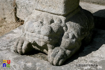 충주 청룡사지 보각국사탑 앞 사자 석등 사자