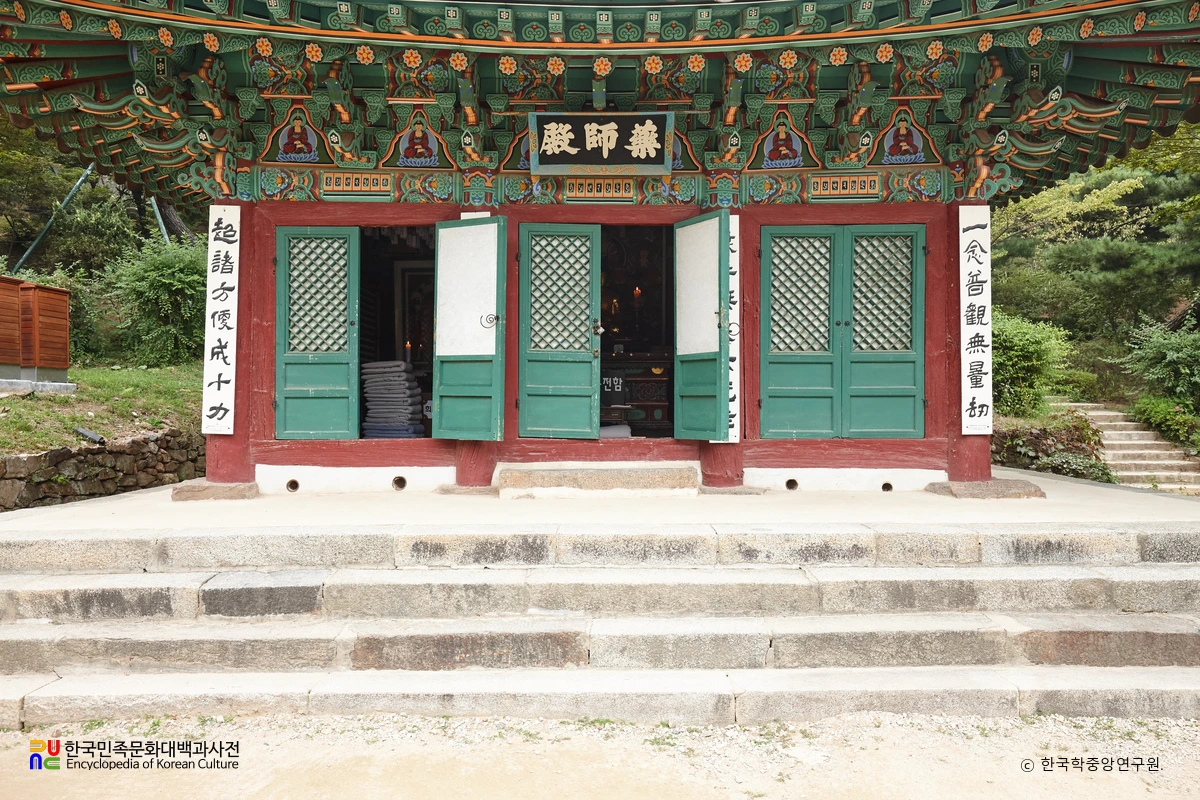 강화 전등사 약사전 기단과 내부