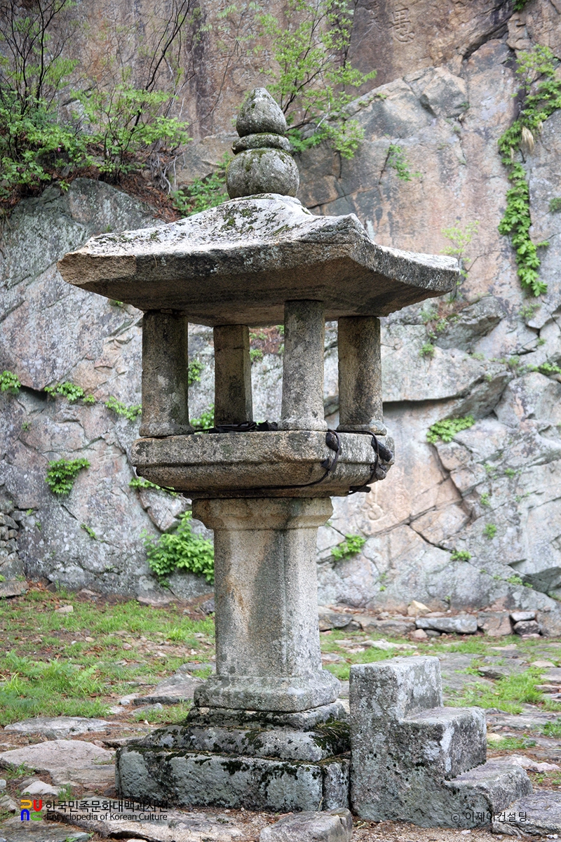 금강 묘길상 석등 정측면