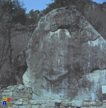 제천 덕주사 마애여래입상 정측면