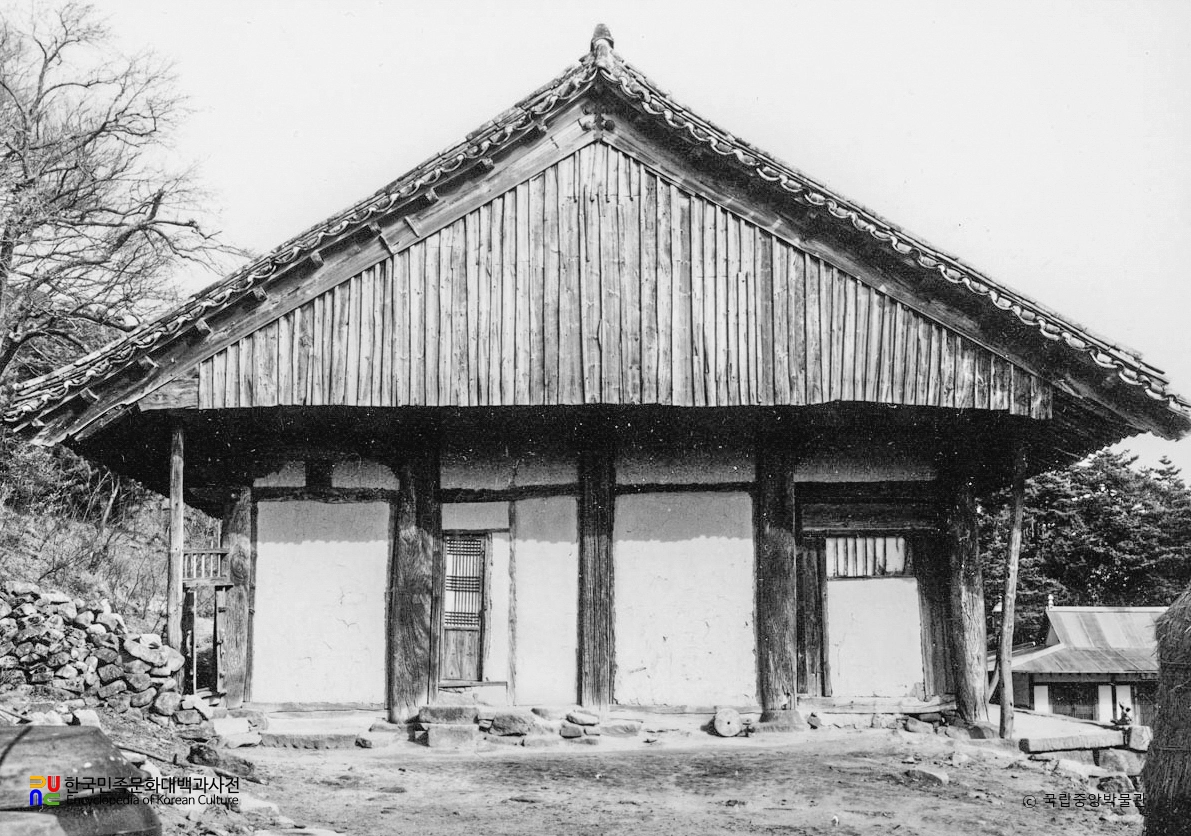 예산 수덕사 대웅전 측면