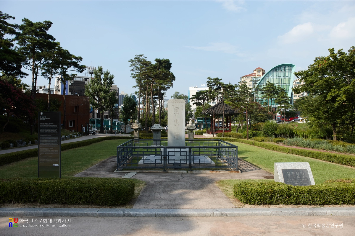 서울 장충단비 정면