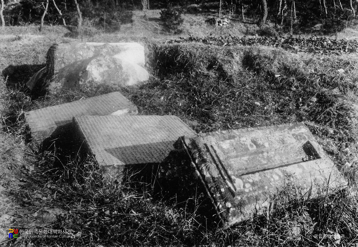 창원 봉림사지 진경대사보월능공탑비 붕괴 상태