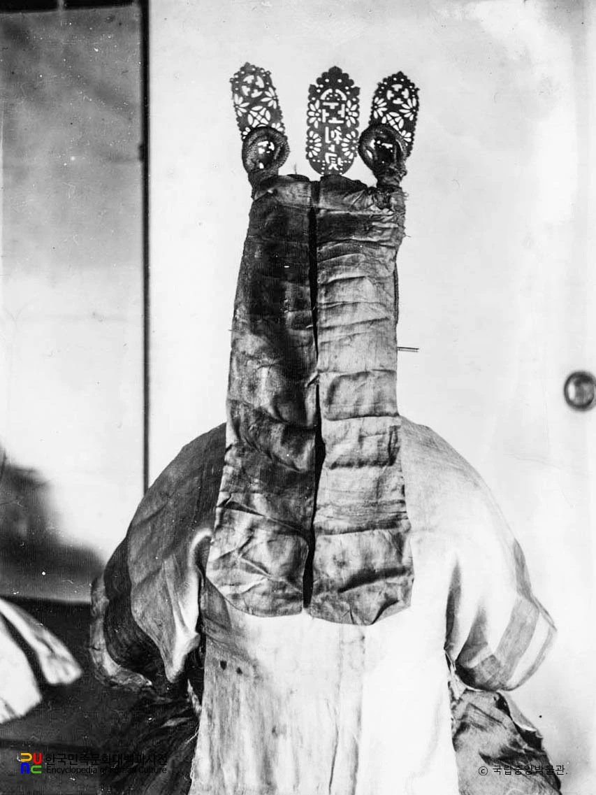 경남 진주 무녀 상반신 뒷면