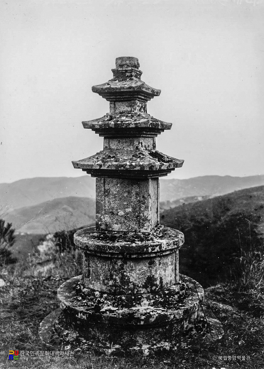 경주 석굴암 삼층석탑 북면