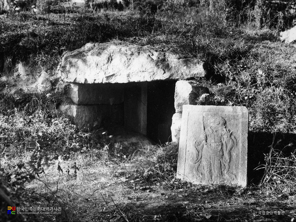 경주 구정리 방형분 연도와 십이지신상 중 뱀상