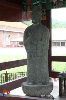 함안 대산리 석조삼존상 중 우협시 우측면