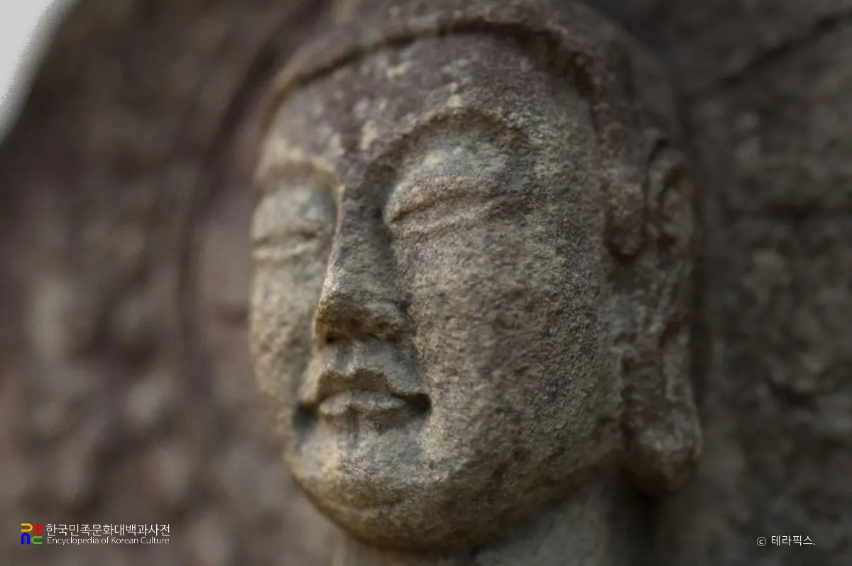 남원 신계리 마애여래좌상의 상호 우측면