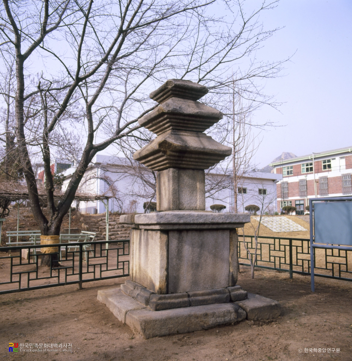 안양 중초사지 삼층석탑 정측면