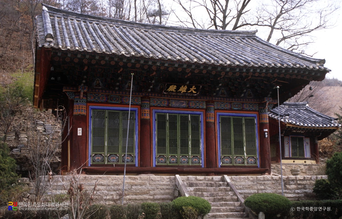 금산 보석사 대웅전 정측면