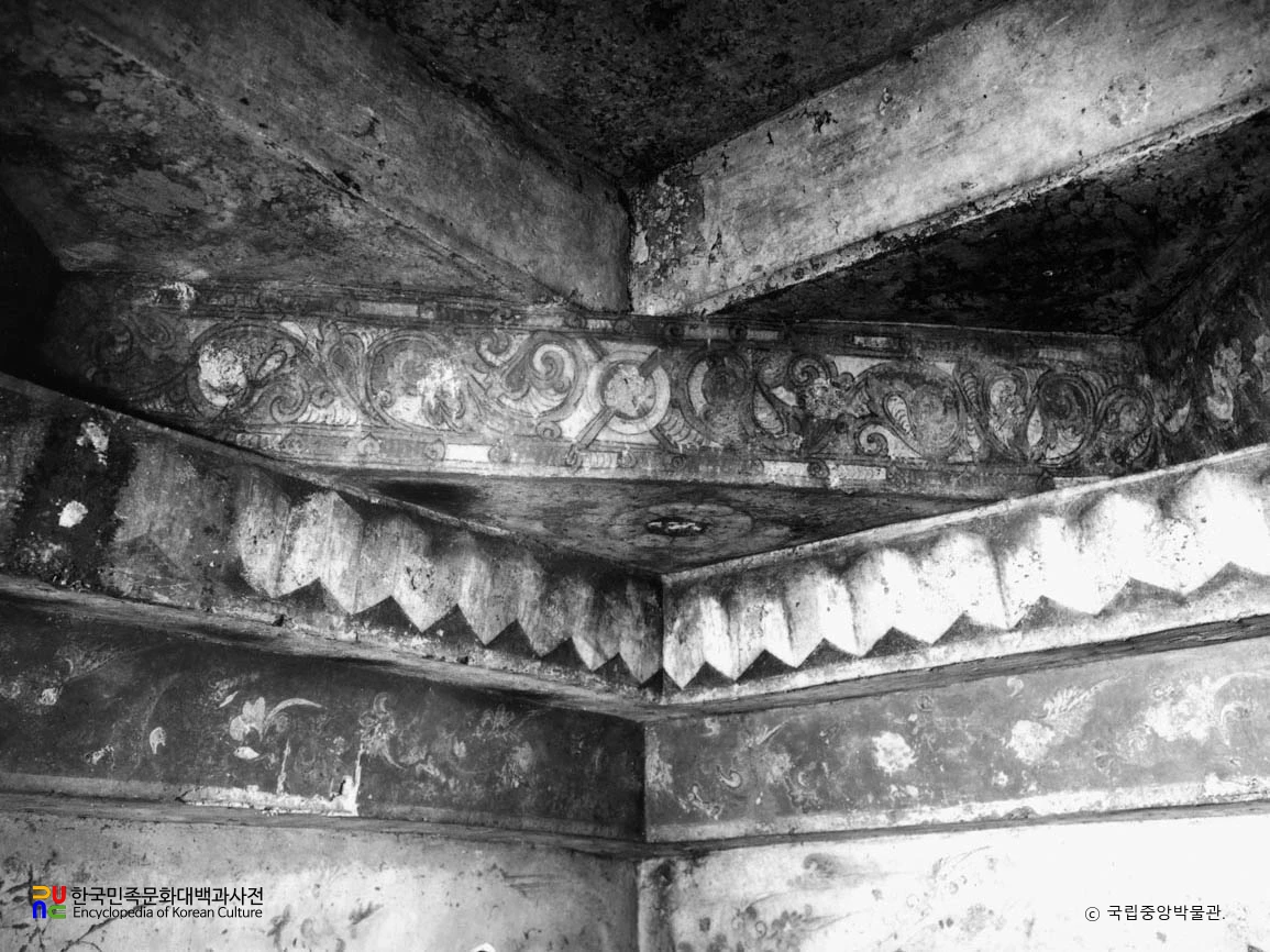 평안남도 중화 진파리 4호분 현실 모줄임천장