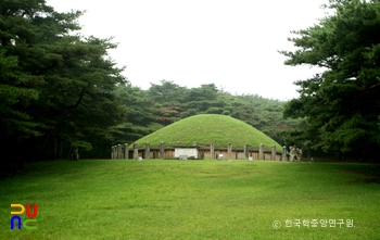 경주 신라 흥덕왕릉 정면