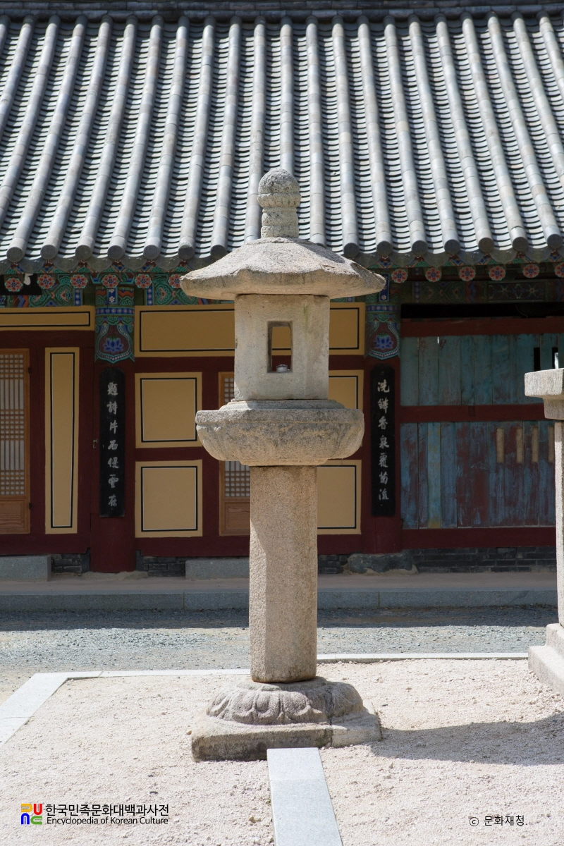 밀양 표충사 삼층석탑 옆 석등