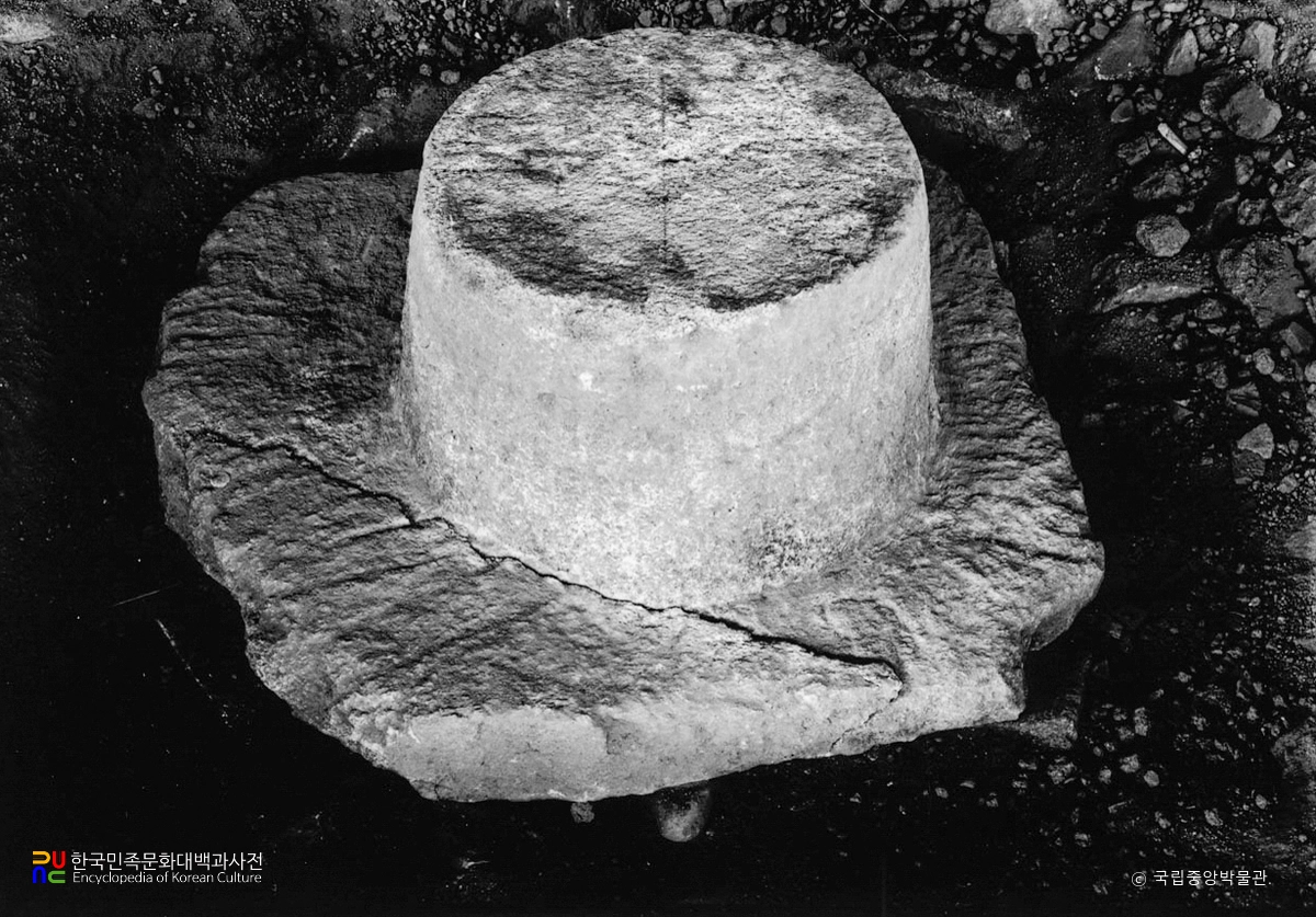 예산 수덕사 대웅전 초석