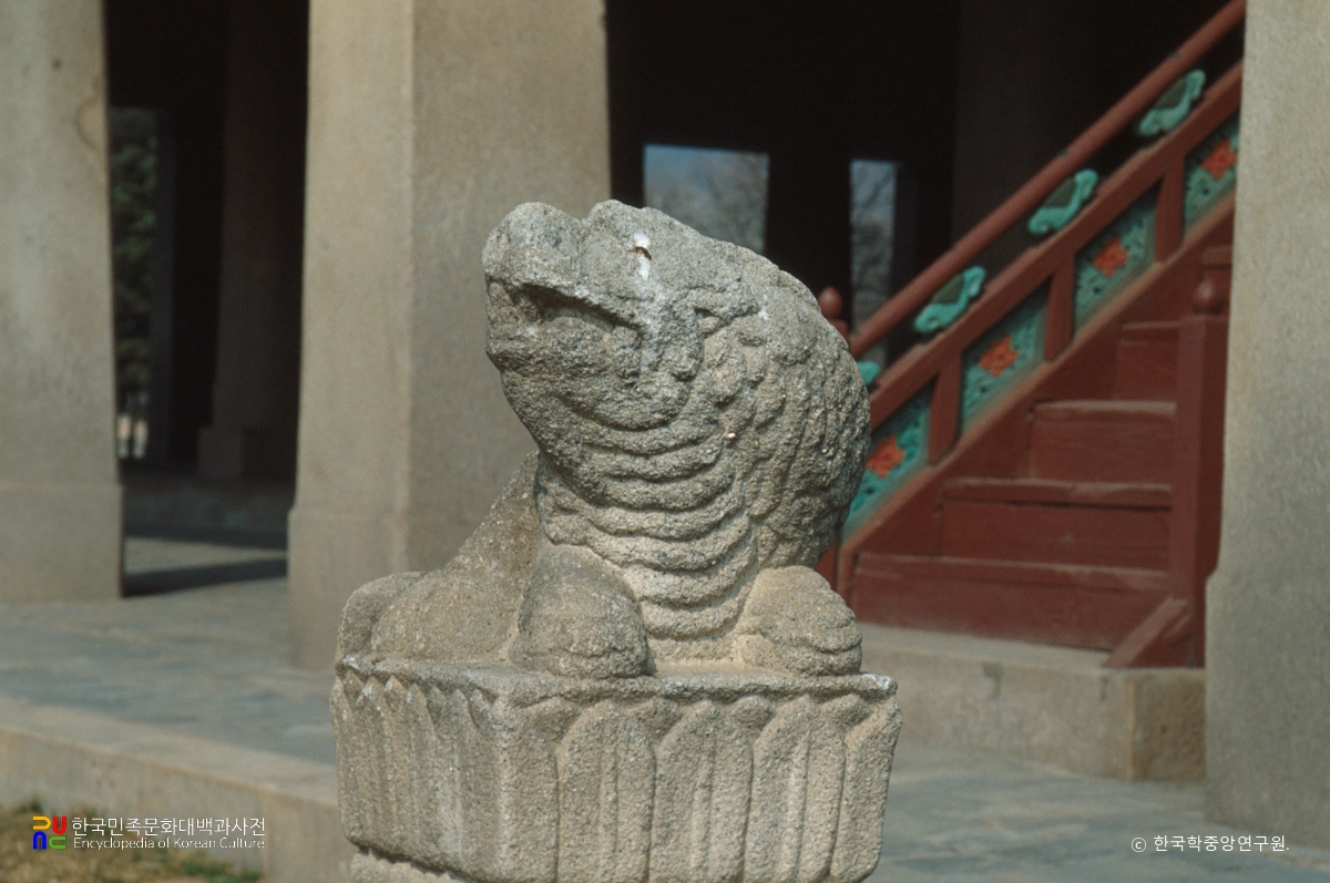 경복궁 경회루 다리 입구 동물상