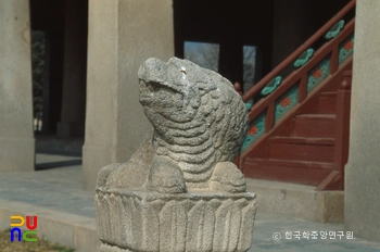 경복궁 경회루 다리 입구 동물상