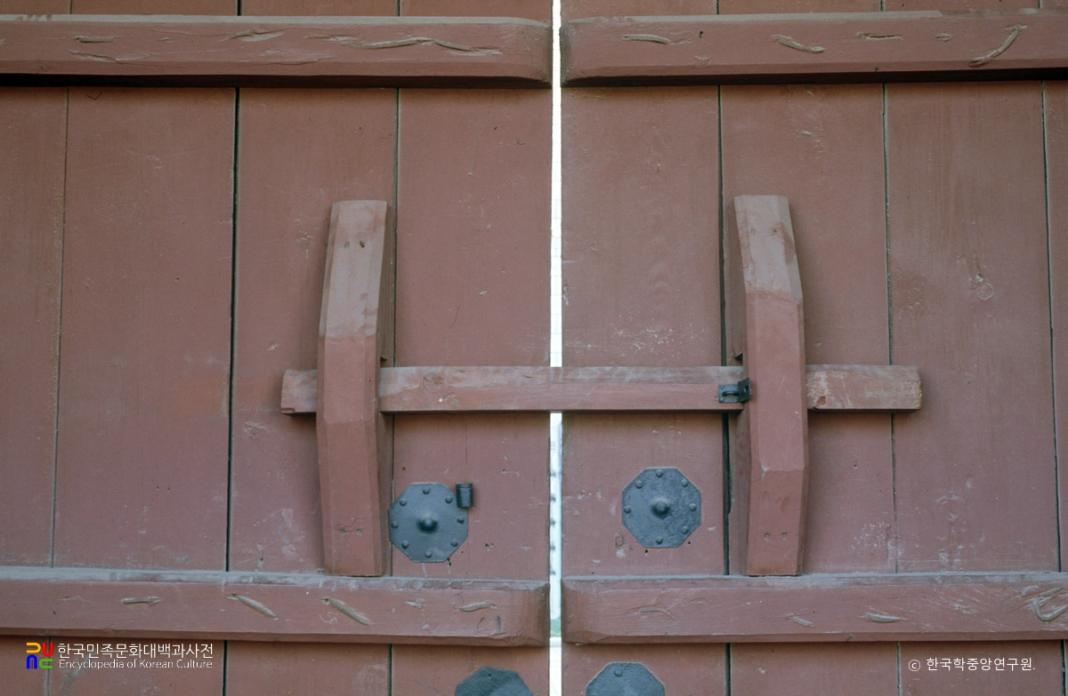 서울 경복궁 근정문 및 행각 중 근정문 빗장