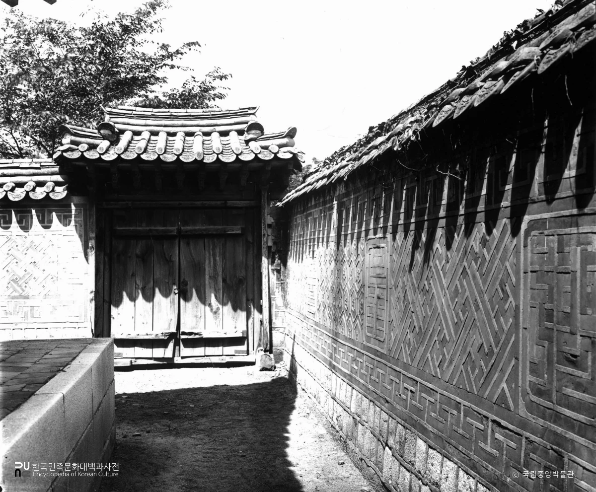서울 경복궁 자경전 뒤편 서북쪽의 소문과 담장
