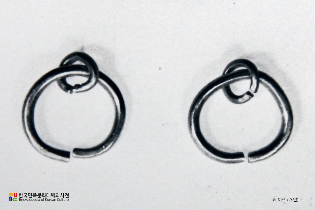 장성 영천리 고분 출토 금제귀걸이