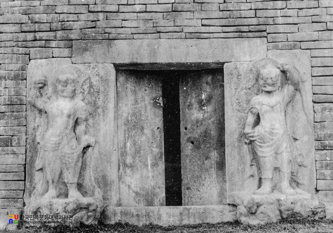 경주 분황사 모전석탑의 북쪽 인왕상 보수 후 정면