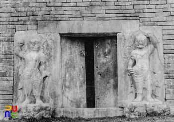 경주 분황사 모전석탑의 북쪽 인왕상 보수 후 정면