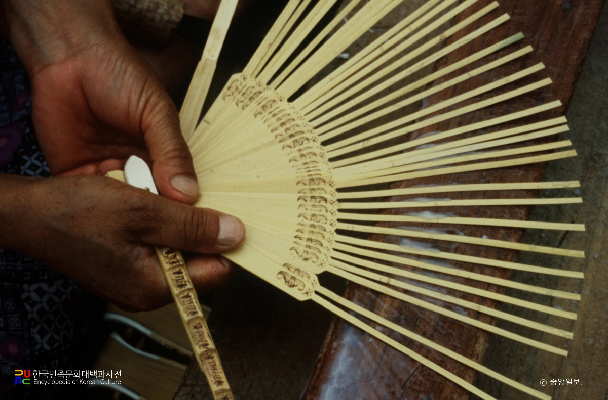 부채 만들기 / 댓살에 구멍 뚫어 고정하는 모습