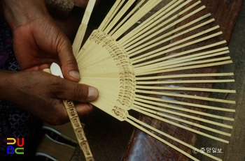 부채 만들기 / 댓살에 구멍 뚫어 고정하는 모습