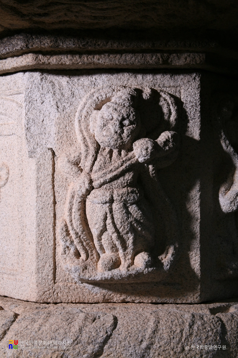 구례 연곡사 소요대사탑 중 탑신 좌측 팔부신장