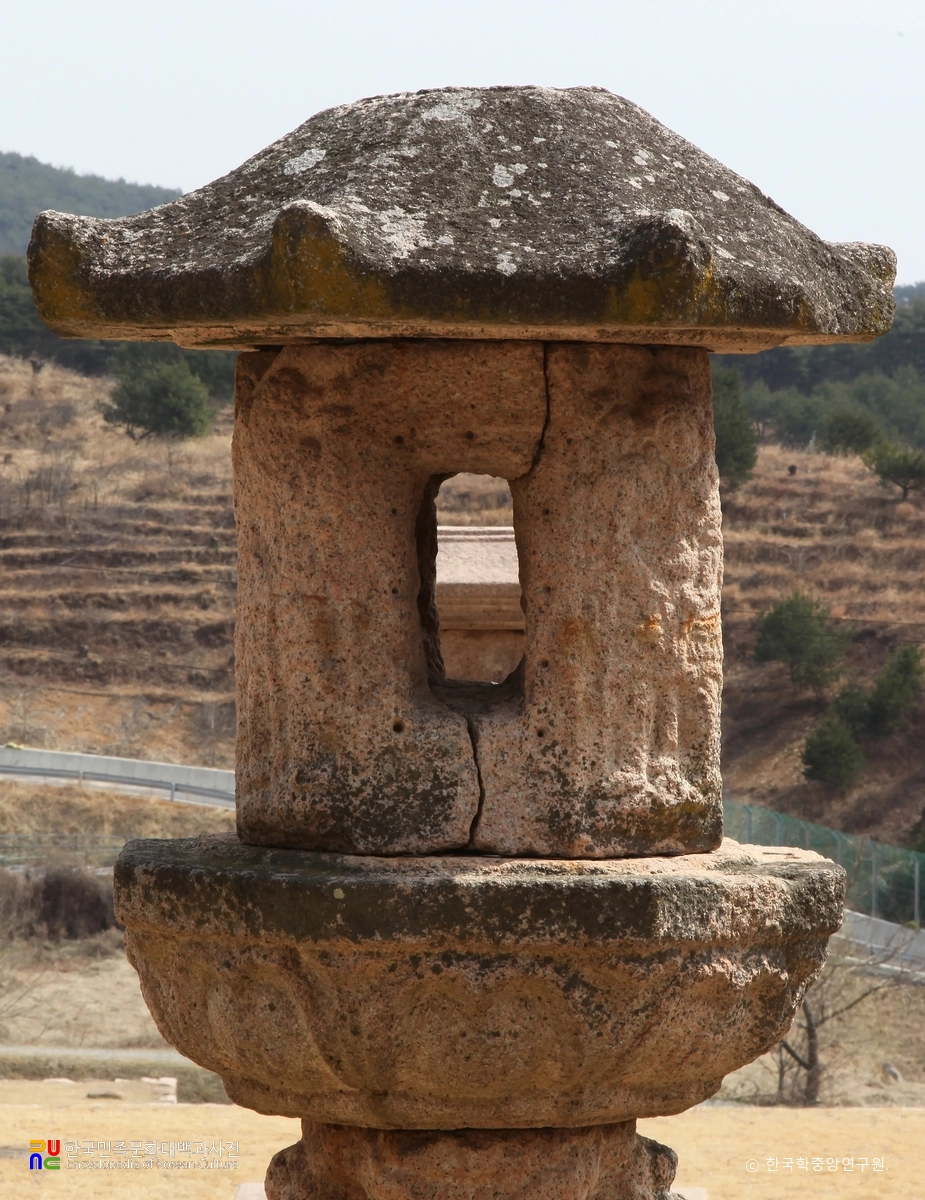 합천 영암사지 쌍사자 석등의 화사석과 사천왕상